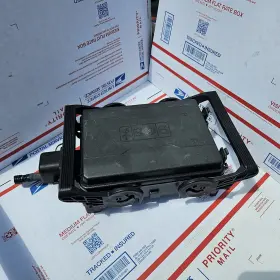 23285566 GENERAL MOTORS Engine Fuse Relay Junction Box Block