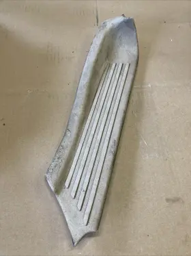 101280 RANGE ROVER Rear Step Carpet Cream Ean Right Edge